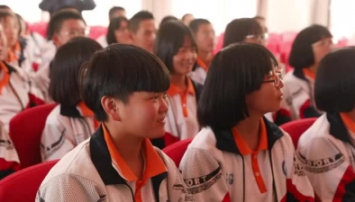 郵愛志愿者：當(dāng)你感嘆沒有鞋穿的時候，可能不知道有的孩子都沒有腳